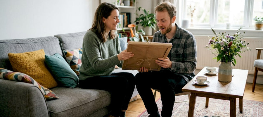 Jemand überrascht mit einem einzigartigen Kunstwerk für das Wohnzimmer.