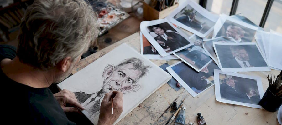 Künstler zeichnet Karikatur anhand mehrerer Fotos