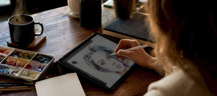 Künstler zeichnet Karikatur auf Tablet